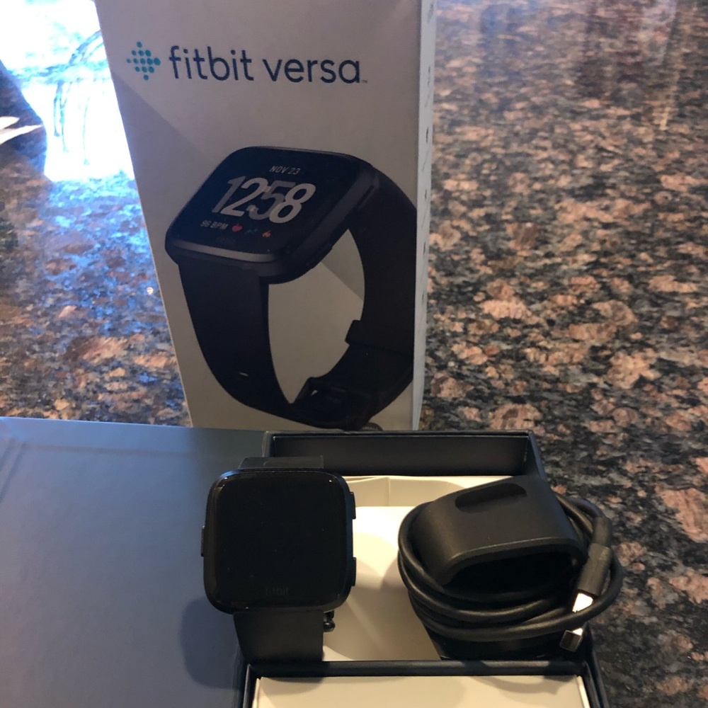 Fitbit Versa - image 1